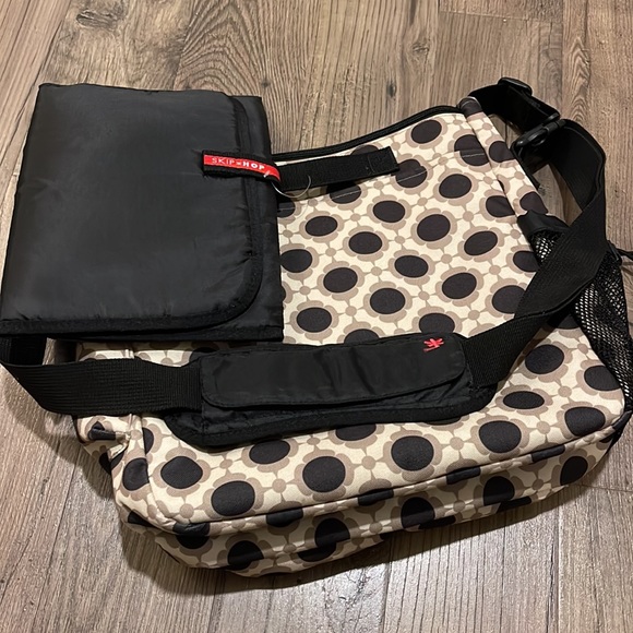 Like New Skip Hop Diaper Tote - Monogrammed “D” - Picture 4 of 5